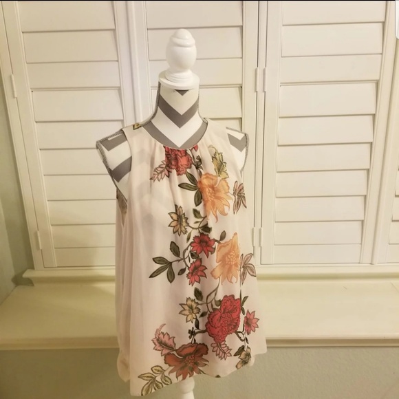 Vince Camuto Tops - Vince Camuto Floral Sleeveless top